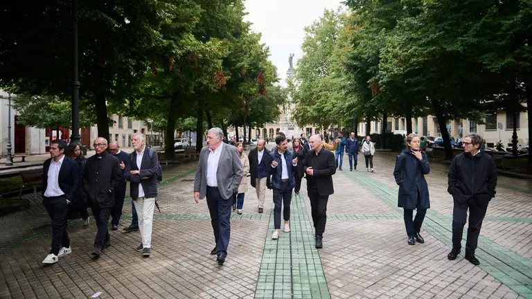 Visita de los equipos de arquitectos al Paseo de Sarasate para comprobar en primera persona el estado actual del espacio junto con el alcalde de Pamplona Joseba Asirón. PABLO LASAOSA