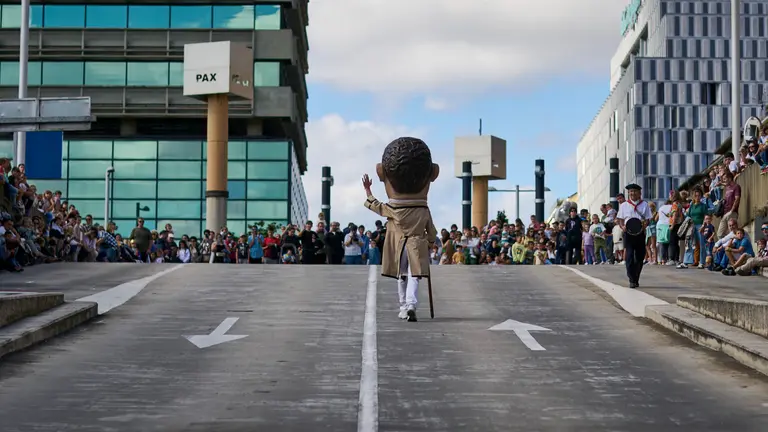 La Comparsa de Gigantes y Cabezudos junto con la Corporación Municipal desfilan por las calles de Pamplona conmotivo del Privilegio de la Unión. PABLO LASAOSA