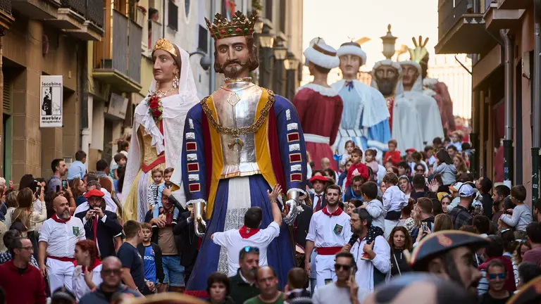 La Comparsa de Gigantes y Cabezudos junto con la Corporación Municipal desfilan por las calles de Pamplona conmotivo del Privilegio de la Unión. PABLO LASAOSA