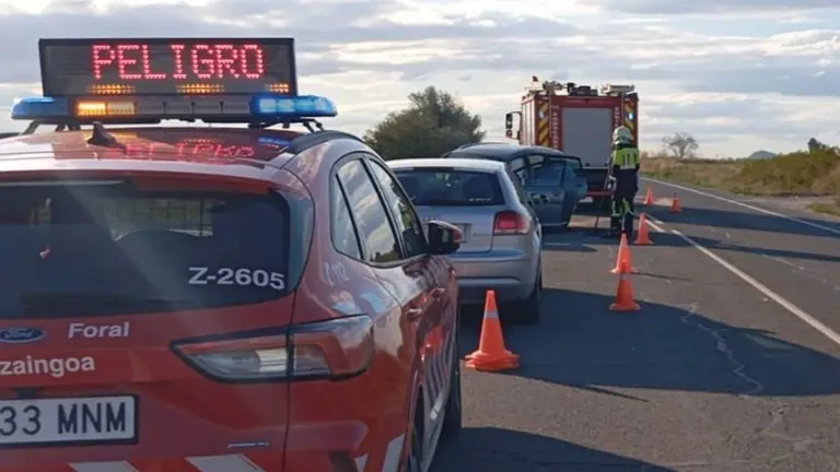 Lugar donde ha sucedido el accidente entre dos coches. BOMBEROS