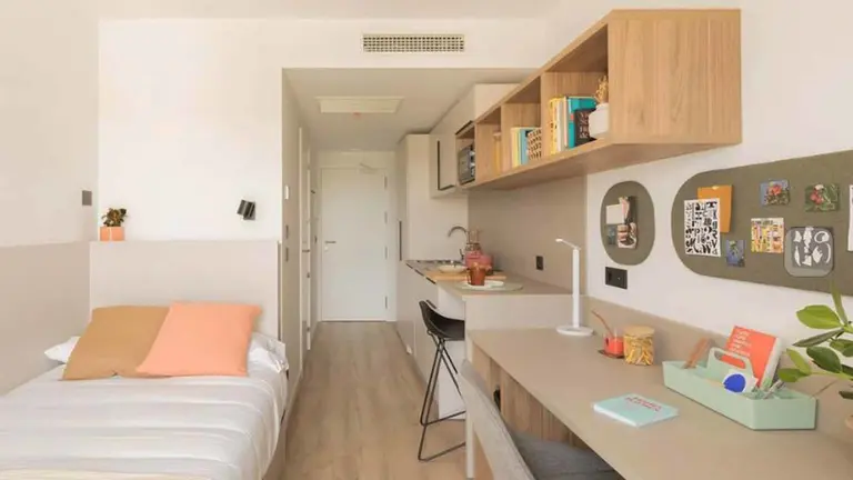 Una habitación individual de la residencia de estudiantes Yugo Plazaola en Pamplona. Yugo Plazaola.