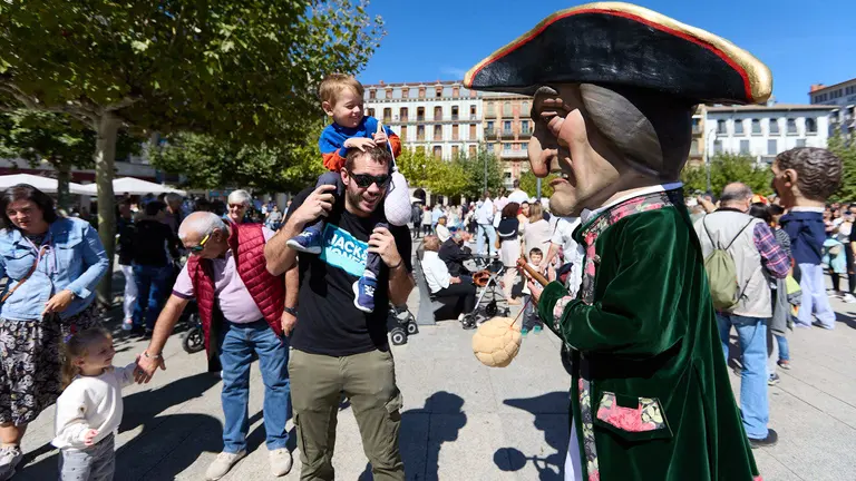 Celebración del 75 aniversario del grupo de danzas Duguna Iruñeko Dantzariak en la Plaza del Castillo de Pamplona. IÑIGO ALZUGARAY