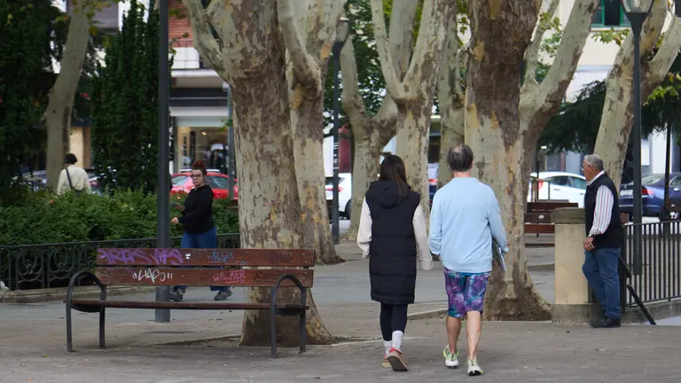 Mañana con frío y nubes en Pamplona antes de la llegada del otoño. IÑIGO ALZUGARAY