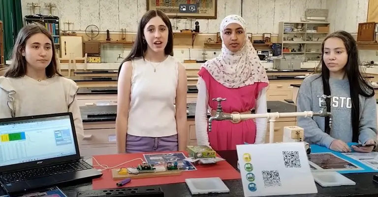 Fotografía de las estudiantes del IES Plaza de la Cruz premiadas trabajando en su proyecto. CEDIDA