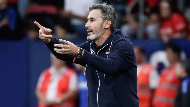 El entrenador de Osasuna Vicente Moreno durante el partido contra Las Palmas, en la jornada 6 de LaLiga en el estadio El Sadar este sábado.-EFE/ Jesús Diges