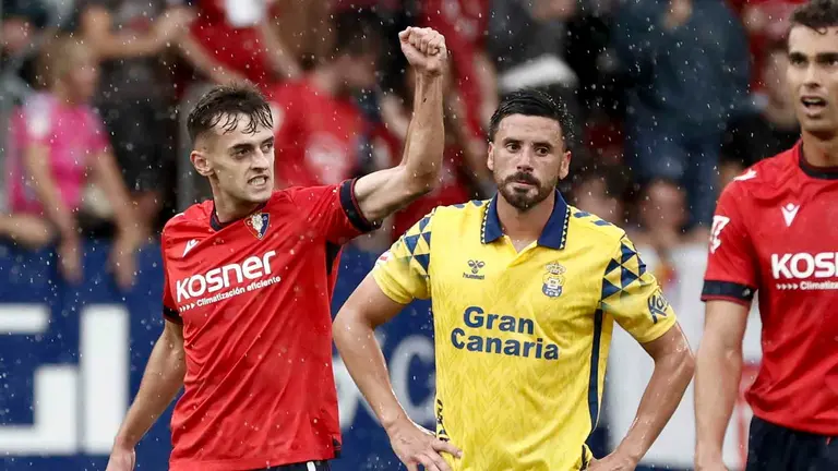 El centrocampista de Osasuna Aimar Oroz celebra su gol contra Las Palmas, durante el partido de la jornada 6 de LaLiga en el estadio El Sadar este sábado.-EFE/ Jesús Diges