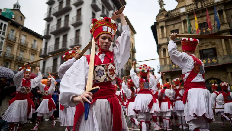 El grupo de bailes Duguna realiza la tradicional espatadantza en la Plaza del Ayuntamiento de Pamplona. PABLO LASAOSA