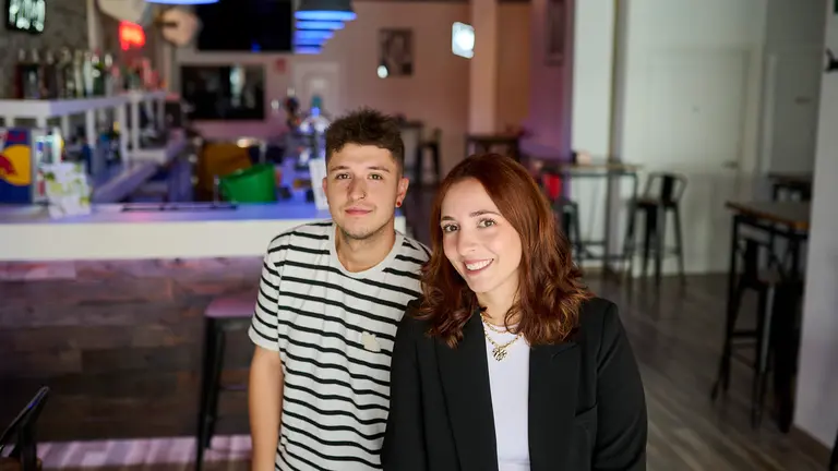 Álex Muguiro y Rosa Castillejo, de Mestizo bar, en la calle García Castañón 1. PABLO LASAOSA