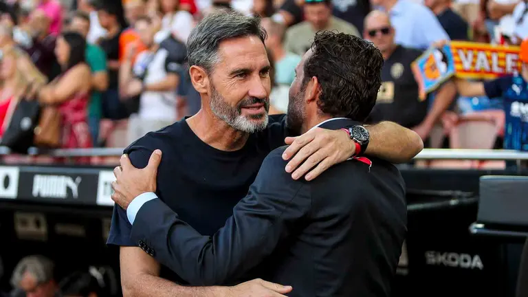 Vicente Moreno, a la izquierda, saluda a Rubén Baraja en Mestalla. Ivan Terron / AFP7 / Europa Press