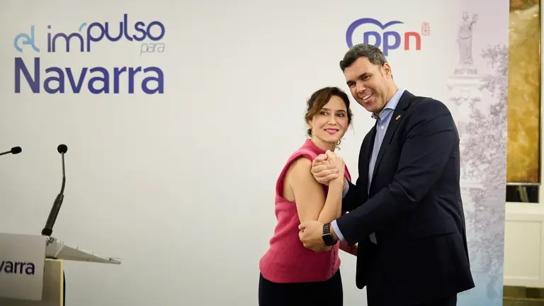 La presidenta de la Comunidad de Madrid, Isabel Díaz Ayuso y el presidente del Partido Popular en Navarra, Javier García intervienen en un acto con afiliados en Pamplona. PABLO LASAOSA