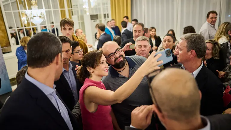 La presidenta de la Comunidad de Madrid, Isabel Díaz Ayuso y el presidente del Partido Popular en Navarra, Javier García intervienen en un acto con afiliados en Pamplona. PABLO LASAOSA