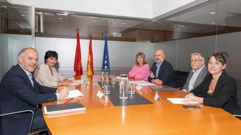 Representantes de Bildu y el Gobierno de Navarra en la reunión para pactar los presupuestos. GOBIERNO DE NAVARRA