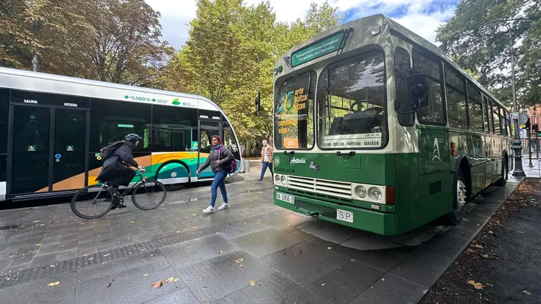 Una villavesa antigua estacionada en la calle Bosquecillo como muestra de los actos de celebración de los 25 años del Transporte Urbano Comarcal de Pamplona.