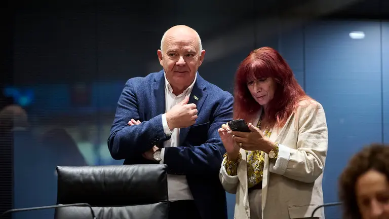 Los parlamentarios de VOX, Emilio Jiménez y Maite Nosti, minutos antes del comienzo del pleno del Parlamento. PABLO LASAOSA