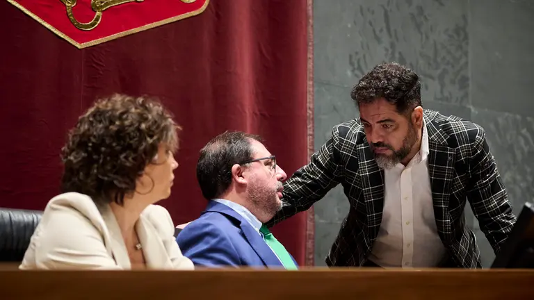 Ramón Alzórriz, del PSN, junto al presidente del Parlamento, Unai Hualde y Ainhoa Unzu minutos antes del comienzo del pleno del Parlamento. PABLO LASAOSA