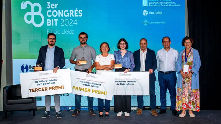 Joanes Etxegoien, segundo por la izquierda, en la entrega de premios. UPNA