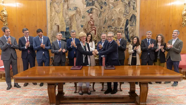 María Iraburu, rectora de la Universidad de Navarra, y Ramón Reyes, presidente de la AECC, durante la firma del acuerdo acompañados por representantes de ambas entidades. CEDIDA