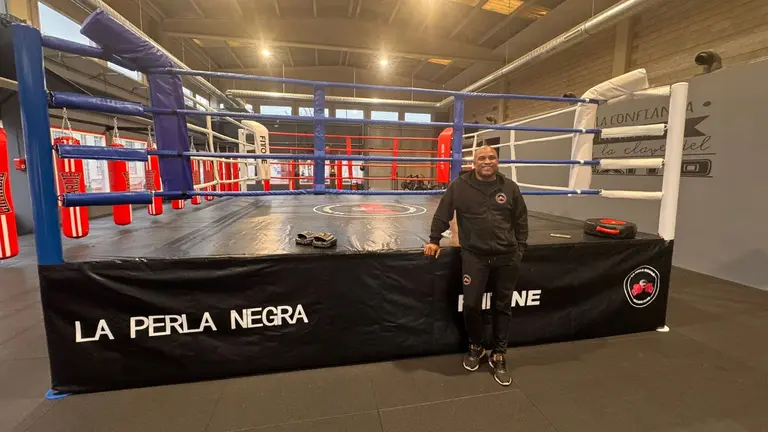 Yeison Quiñonez posa en el cuadrilátero del club de boxeo La Perla Negra. IMAGEN CEDIDA