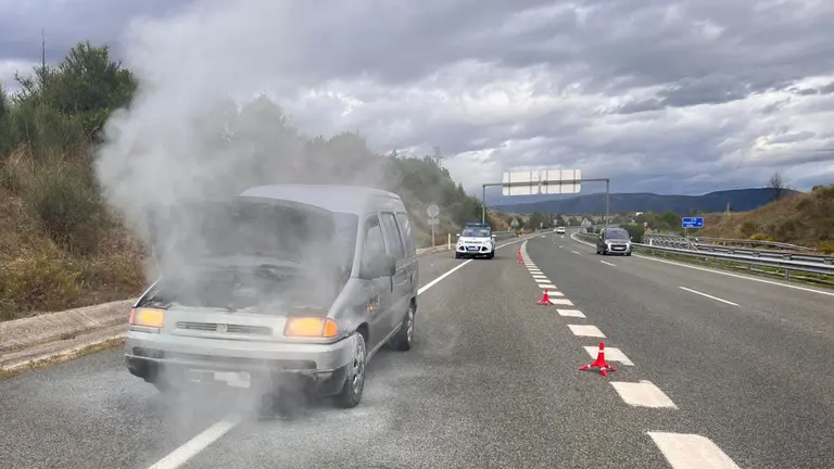 Guardia Civil ha atendido un vehículo incendiado en la A-12
