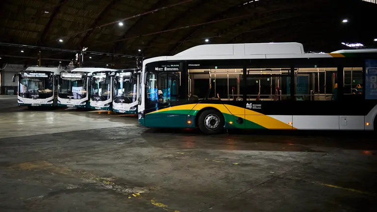 Presentaci&oacute;n de los nuevos autobuses del Transporte Urbano Comarcal que pr&oacute;ximamente entrar&aacute;n en servicio. PABLO LASAOSA