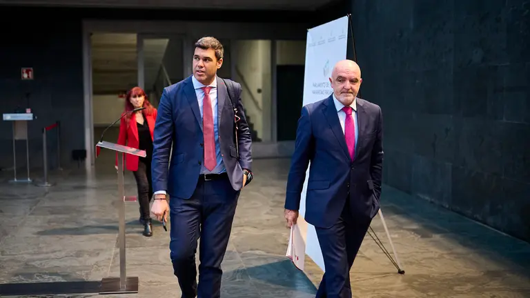 Javier García Jiménez del PPN y Javier Esparza de UPN minutos antes del comienzo del pleno del Parlamento. PABLO LASAOSA