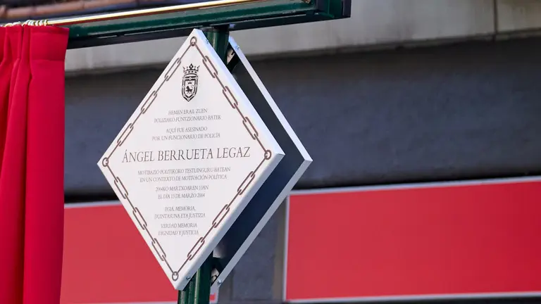 El alcalde de Pamplona, Joseba Asiron, y la vicepresidenta segunda y consejera de Memoria y Convivencia, Acción Exterior y Euskera del Gobierno de Navarra, Ana Ollo, participan en la colocación una placa en memoria de Ángel Berrueta, asesinado el 13 de marzo de 2004 en el barrio de San Juan, víctima de motivación política. IÑIGO ALZUGARAY