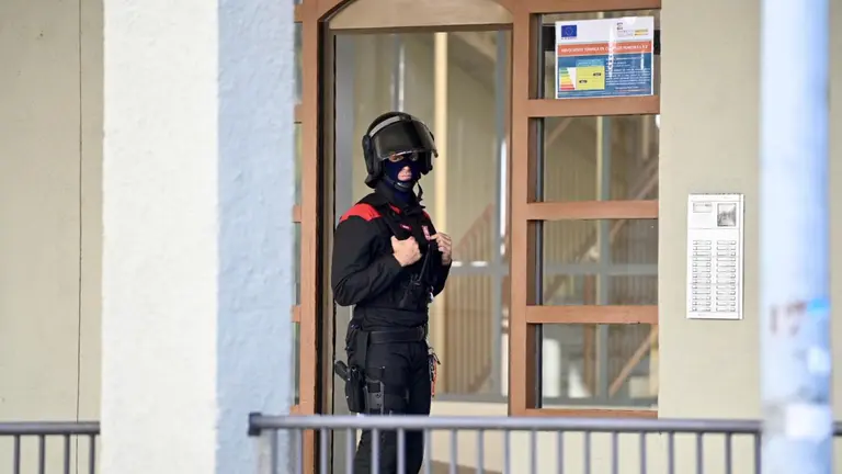 El Grupo de Intervenciones Especiales de la Policía Foral, junto con la Policía Municipal de Noáin, han acordonado este domingo la zona alrededor de una vivienda en la calle Arcos de la localidad donde se ha atrincherado un hombre con un arma. PABLO LASAOSA