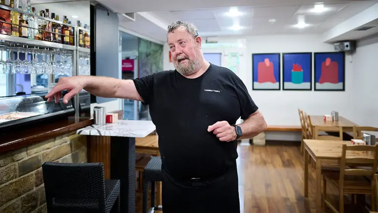 Javier Iriarte de la Taberna Txispa en la Avenida Pamplona número 7 de Tajonar. PABLO LASAOSA