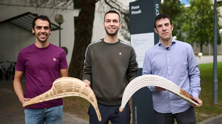 De izq. a dcha.: Xabier Sandua, Iñigo García Ranz y Daniel Salcedo, con cestas de remonte y cesta punta. UPNA