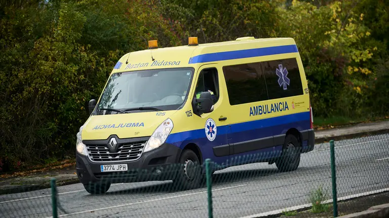 Una ambulancia circula por una calle de Pamplona. PABLO LASAOSA