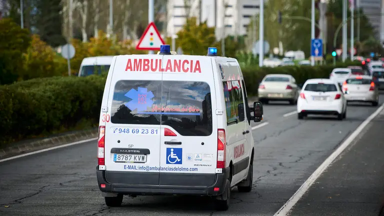 Una ambulancia circula por una calle de Pamplona. PABLO LASAOSA