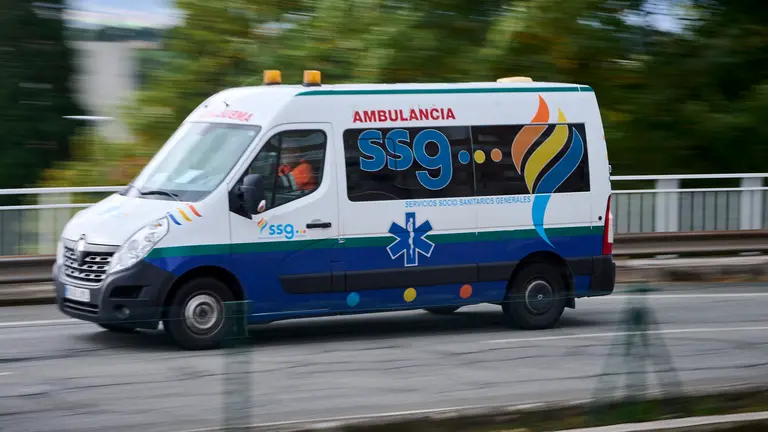 Una ambulancia circula por una calle de Pamplona. PABLO LASAOSA