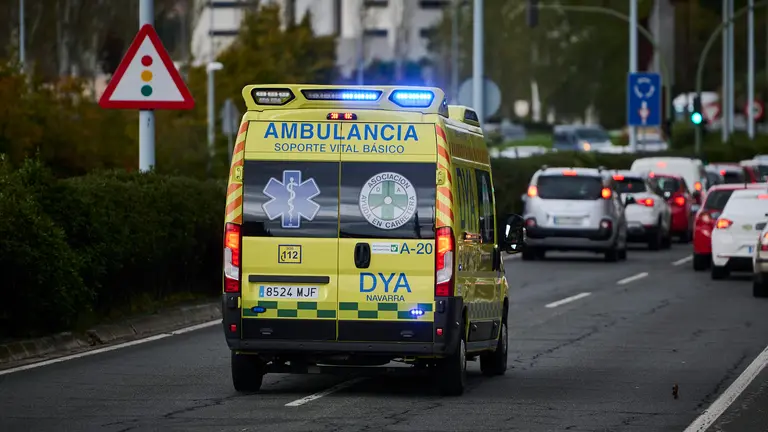 Una ambulancia circula por una calle de Pamplona. PABLO LASAOSA