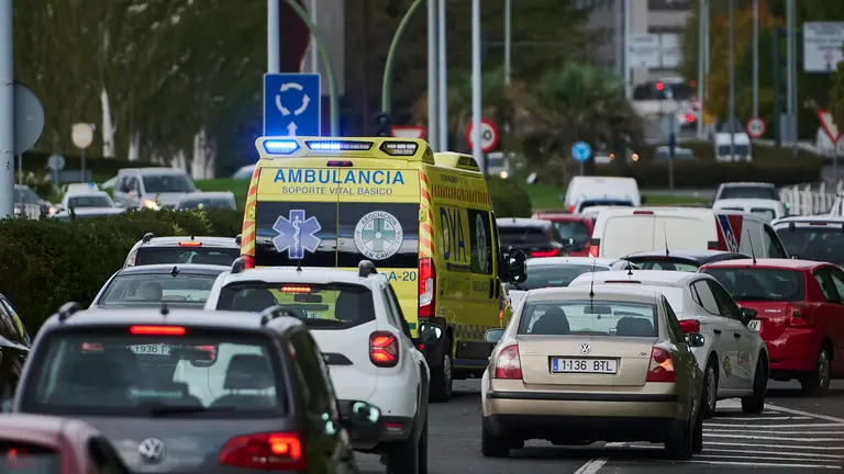 Una ambulancia circula por una calle de Pamplona. PABLO LASAOSA