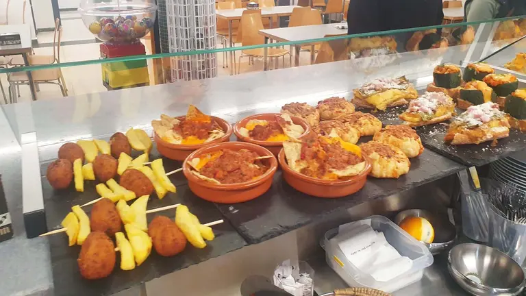 Barra con el pincho pote en el el bar de las piscinas de Ansoáin. Facebook.