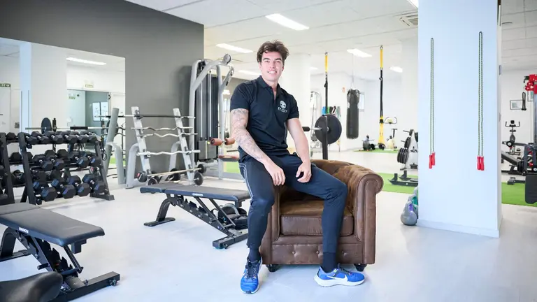 Xabier Ganuza, del centro de entrnamiento Zaindu Health en la Avenida Central 38 de Barañáin. PABLO LASAOSA