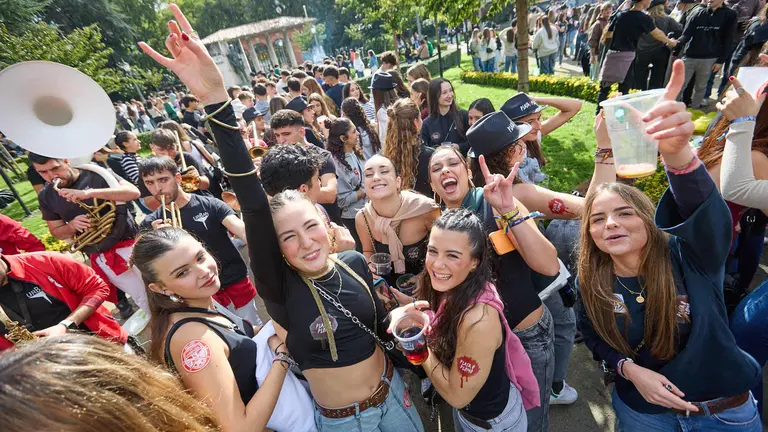 Almuerzo, botellón y fiesta previa a la Carpa Universitaria de Otoño 2024 de los estudiantes de la Universidad Pública de Navarra en el parque de la Medialuna de Pamplona. IÑIGO ALZUGARAY
