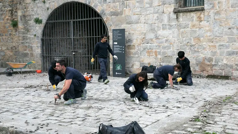 Alumnos de la escuela municipal de cantería llevan a cabo reparaciones en la Ciudadela. AYUNTAMIENTO DE PAMPLONA
