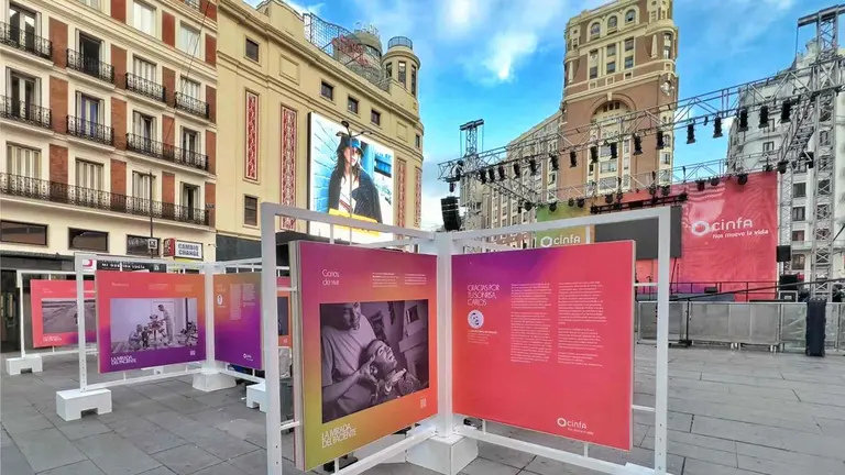 Exposición La mirada del paciente de los laboratorios Cinfa en la plaza del Callao de Madrid. CINFA