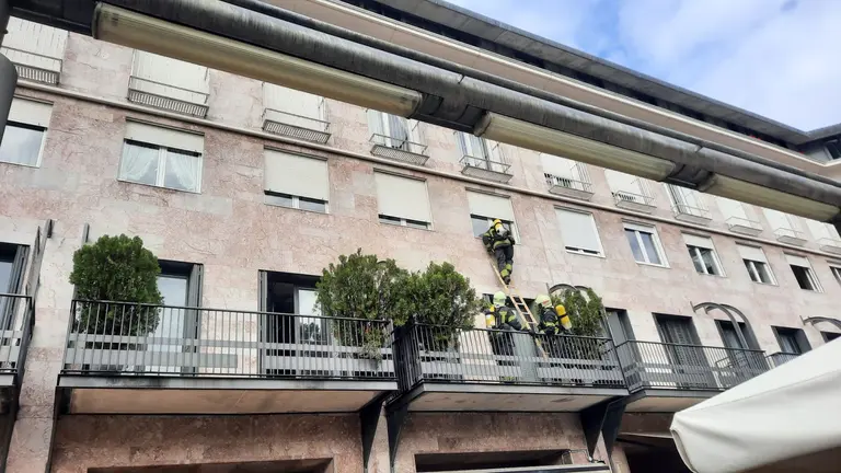 Efectivos de bomberos acuden a un domicilio en la plaza Yamaguchi de Pamplona de que salía humo. Todo quedó en un susto. ELENA BORREGO