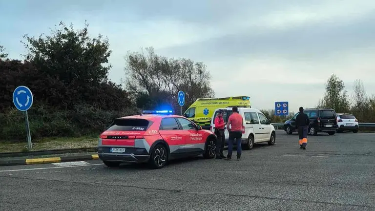 Agentes de la policía Foral y sanitarios en el lugar del accidente. POLICÍA FORAL