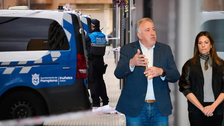 Fotomontaje de Joseba Asirón y Marina Curiel sobre una instantánea del lugar donde fue asesinada Kaile Villar Pons.