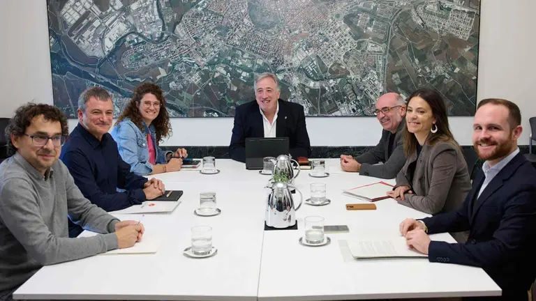 Los concejales y el alcalde de Pamplona de EH Bildu Joseba Asiron, Joxe Abaurrea, Garbiñe Bueno, junto al concejal de Geroa Bai Mikel Armendariz y el concejal de Contigo Zurekin Txema Mauleón junto a los representantes del grupo Socialista del Ayuntamiento de Pamplona Xabier Sagardoi y Marina Curiel durante una reunión. EFE/Iñaki Porto