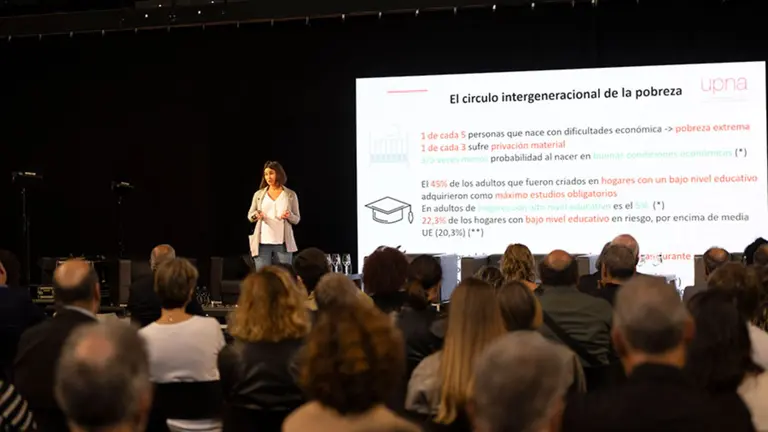 La profesora de la UPNA Lucía Martínez Virto, durante su exposición. UNIVERSIDAD PÚBLICA DE NAVARRA