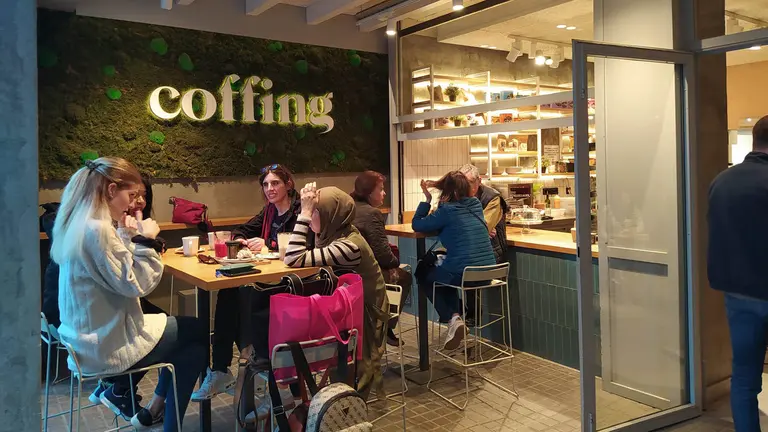 Grupos de personas reunidos en la cafetería Coffing tomando un aperitivo. NAVARRA.COM