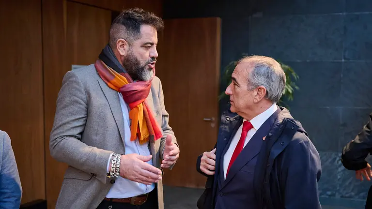 Ramón Alzórriz junto al consejero de Cohesión Territorial Oscar Chivite minutos antes del comienzo del pleno. PABLO LASAOSA