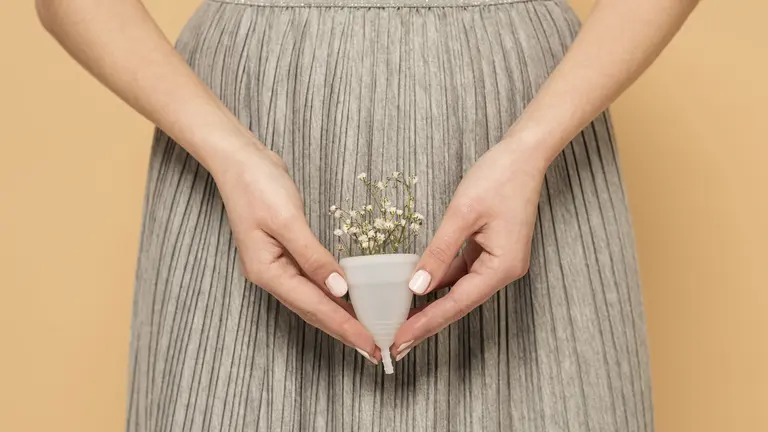 Una mujer con una copa de plástico. Freepik (www.freepik.com)