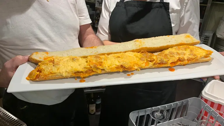 El bocadillo 'submarino' del bar Ksual en pamplona. Navarra.com
