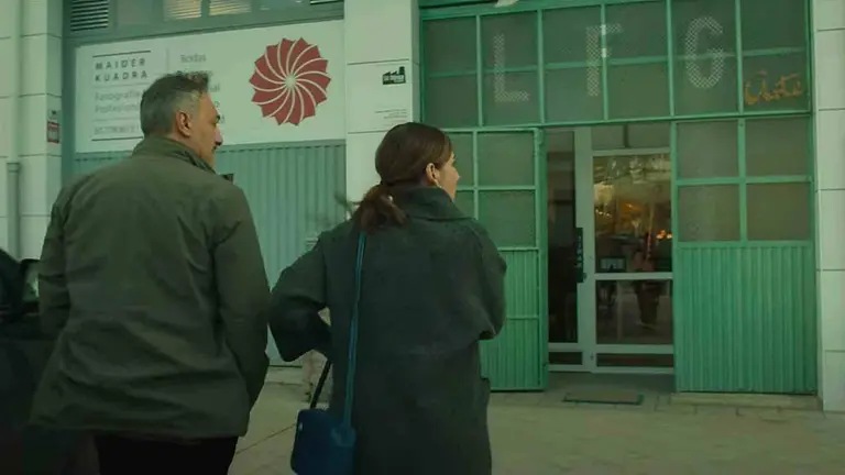 Fotograma de Bajo Terapia, la película rodada en Pamplona que triunfa en Netflix.