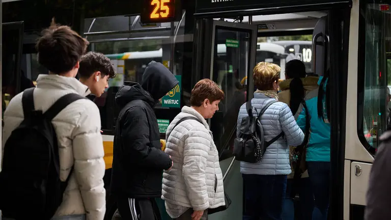 La huelga de transportes afecta a los viajeros de villavesas de Pamplona. PABLO LASAOSA